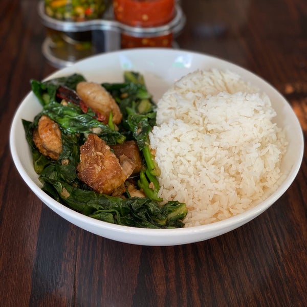 Foto scattata a Ayara Thai Cuisine da Jeff W. il 11/6/2019