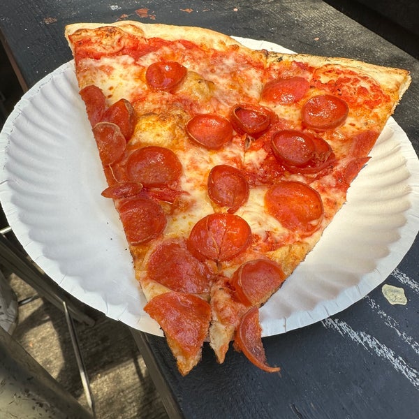 Foto diambil di Big Mario&#39;s Pizza oleh Jeff W. pada 7/5/2023