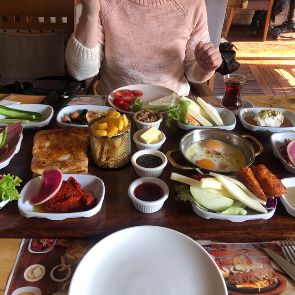Photo taken at Çimen Pasta &amp; Cafe by ozi on 12/3/2019