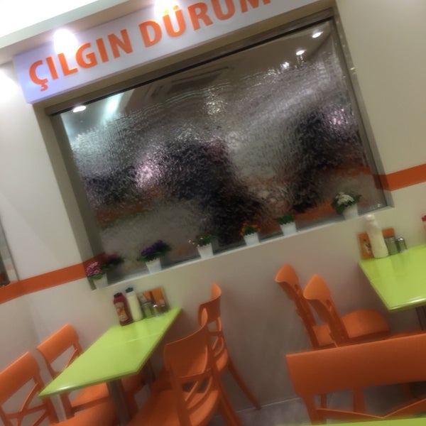รูปภาพถ่ายที่ Çılgın Dürüm โดย ozi เมื่อ 8/2/2017