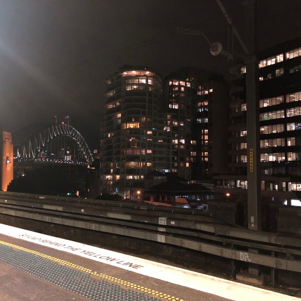 Photo taken at Milsons Point Station by Pavel 🇷🇺 K. on 6/10/2019