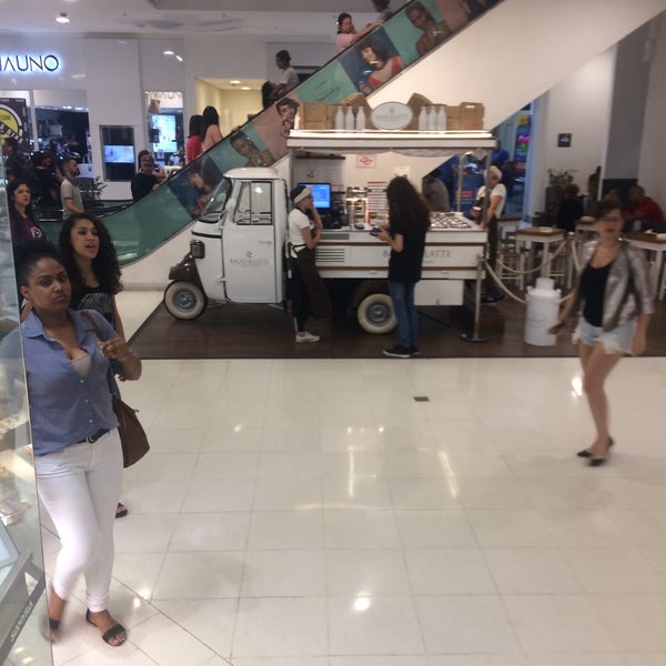 Foto tirada no(a) Shopping Metrô Santa Cruz por Tabita T. em 11/4/2017