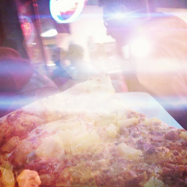 Снимок сделан в Big Slice Pizza пользователем Ryan T. 9/19/2013