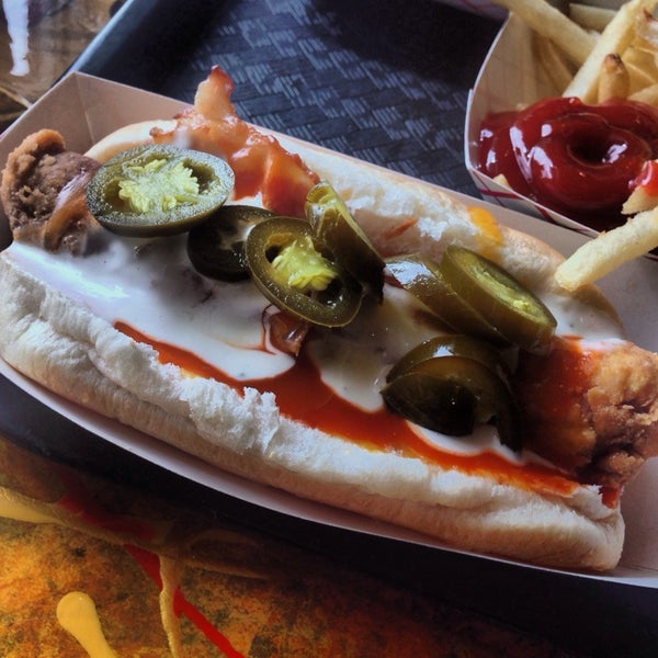 Foto scattata a Zack&#39;s Hotdogs &amp; Hot Sandwiches da Jordan B. il 9/21/2013