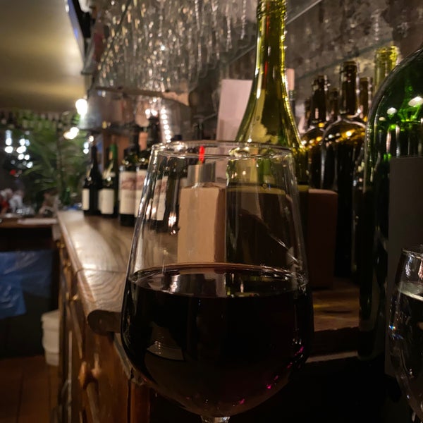 Foto diambil di Bacchus Bistro &amp; Wine Bar oleh A T. pada 12/27/2021