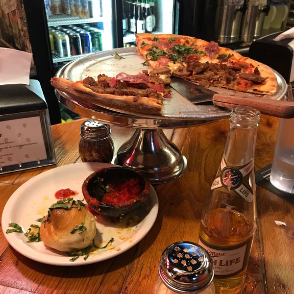 2/19/2018 tarihinde Cory O.ziyaretçi tarafından Five Points Pizza'de çekilen fotoğraf
