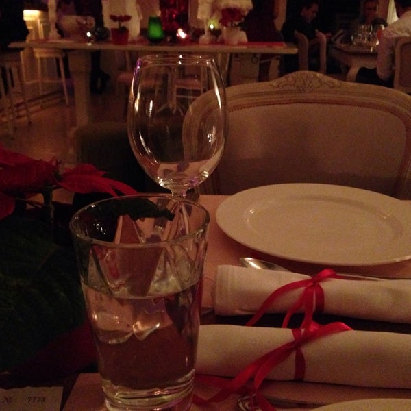 12/24/2013 tarihinde Maria D.ziyaretçi tarafından Casa Restaurant &amp; Cocktail Bar'de çekilen fotoğraf