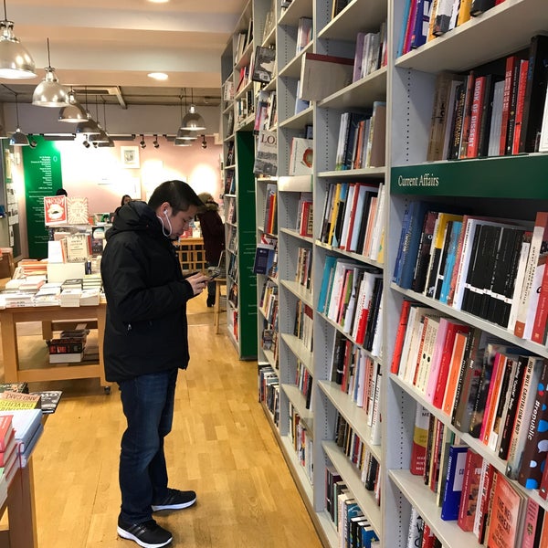 Photo taken at London Review Bookshop by Zafer S. D. on 12/29/2017