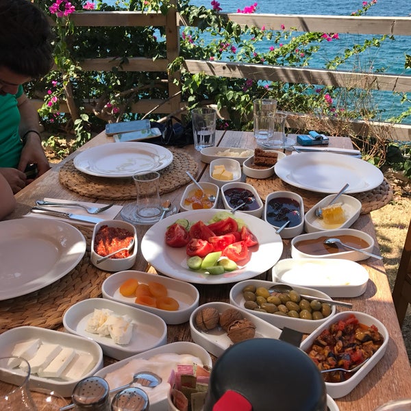 Das Foto wurde bei Ada Restaurant von Nasır A. am 9/2/2017 aufgenommen