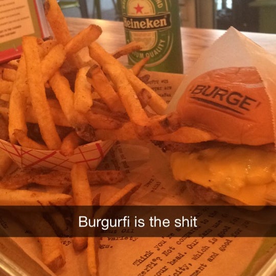 รูปภาพถ่ายที่ BurgerFi โดย Alexandra C. เมื่อ 5/22/2014