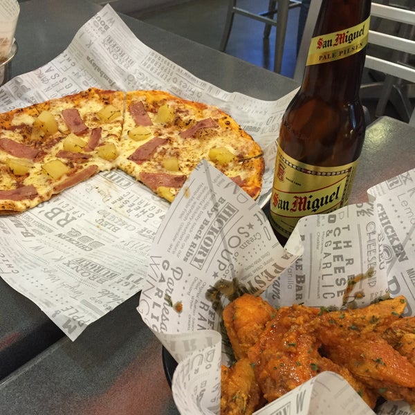 10/30/2015에 Justin B.님이 Red Buffalo Wings &amp; Pizza에서 찍은 사진