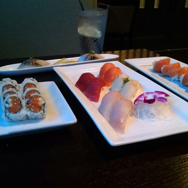 Foto tirada no(a) Bluefin Fusion Japanese Restaurant por Trey H. em 11/17/2014