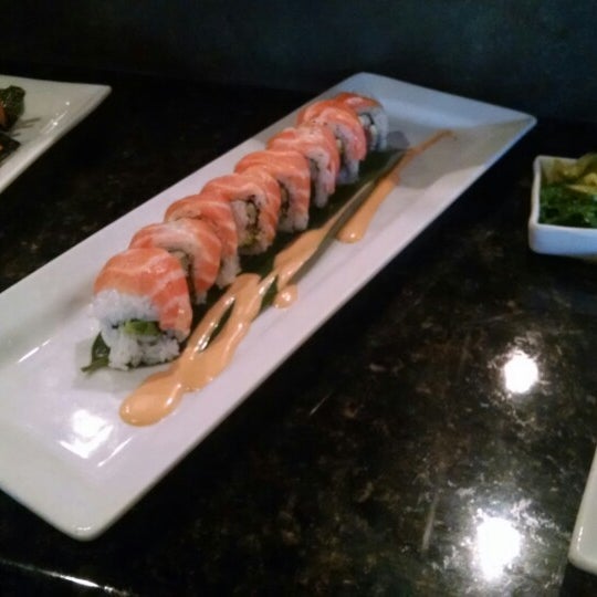 Снимок сделан в Bluefin Fusion Japanese Restaurant пользователем Trey H. 10/25/2014