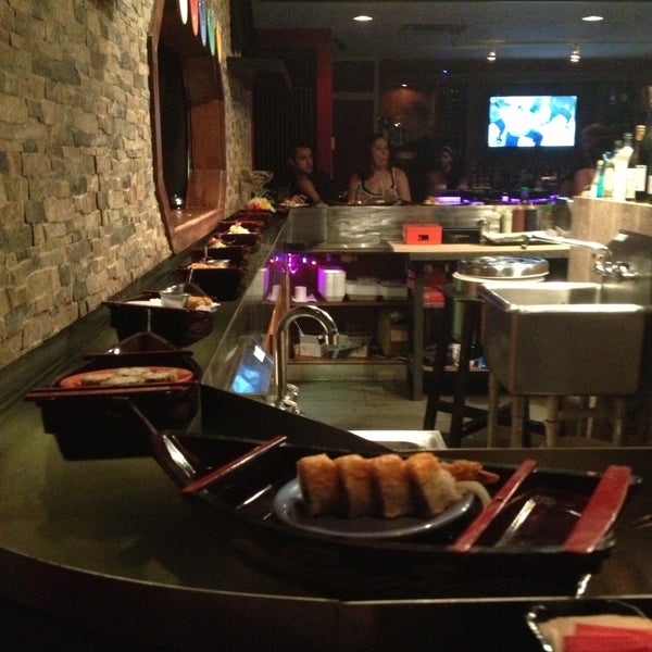 Foto tirada no(a) Ninja Spinning Sushi Bar por Dana W. em 5/10/2013