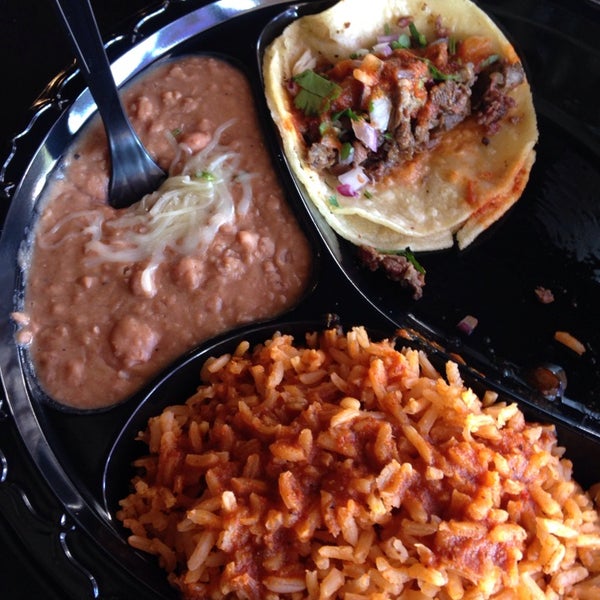 Foto diambil di Los Taquitos Mexican Grill oleh Richard L. pada 2/7/2014