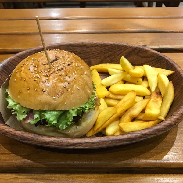 Photo taken at Mm&amp;G&#39;s Burger by Mustafa on 1/20/2017