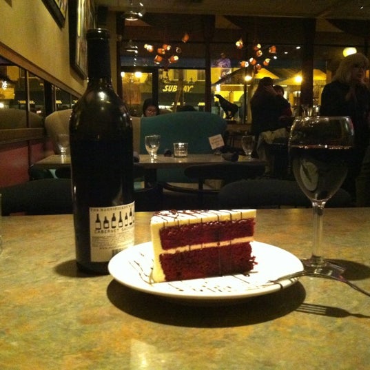 Снимок сделан в Madeline&#39;s Restaurant пользователем SB H. 11/2/2012