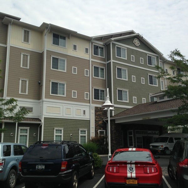 Foto scattata a Watkins Glen Harbor Hotel da SB H. il 7/22/2013