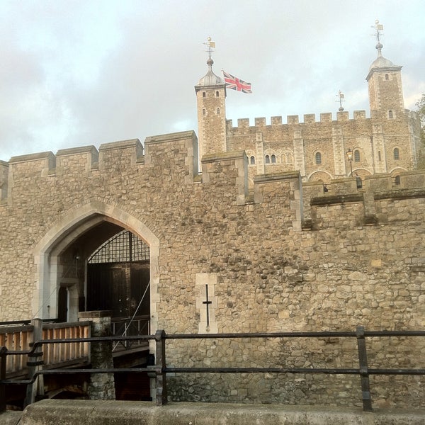 Photo taken at Tower of London by Yeliz G. on 11/7/2015