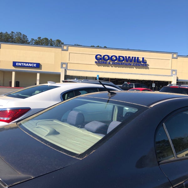 Foto tirada no(a) Goodwill Thrift Store &amp; Donation Center por Rebecca G. em 3/28/2019