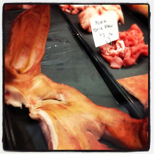 9/15/2012 tarihinde Steve D.ziyaretçi tarafından M.F. Dulock Pasture-Raised Meats'de çekilen fotoğraf
