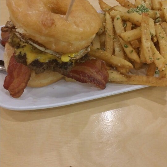 8/28/2014 tarihinde Monte B.ziyaretçi tarafından Crave Real Burgers'de çekilen fotoğraf