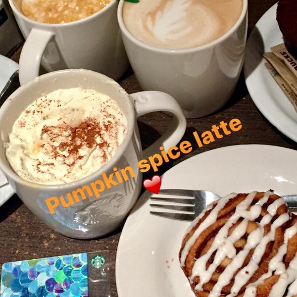 Foto diambil di Starbucks oleh Andriana K. pada 10/9/2016
