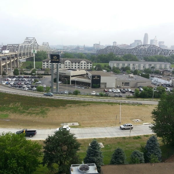 Foto scattata a Radisson Hotel Cincinnati Riverfront da Terron il 6/25/2014