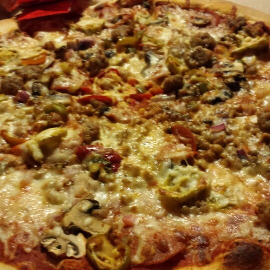 Foto tomada en Rocco&#39;s Uptown Pizza &amp; Pasta  por Julie L. el 8/3/2014
