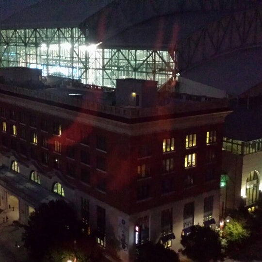 รูปภาพถ่ายที่ The Westin Houston Downtown โดย SDProvence เมื่อ 7/23/2013