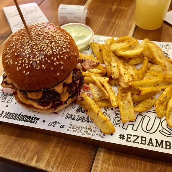 Foto tirada no(a) Bamba Marha Burger Bar por Tamas D. em 1/20/2018