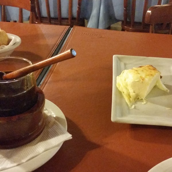 Delicioso bolinho de queijo com aipim e queijo coalho assado na brasa.