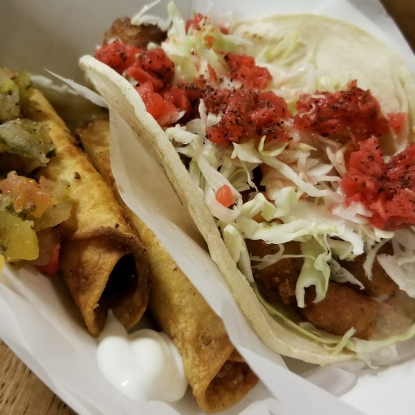 Снимок сделан в Best Fish Taco in Ensenada пользователем Kim H. 10/14/2017