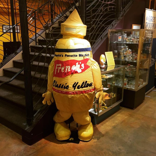 Das Foto wurde bei National Mustard Museum von mikey r. am 8/30/2015 aufgenommen