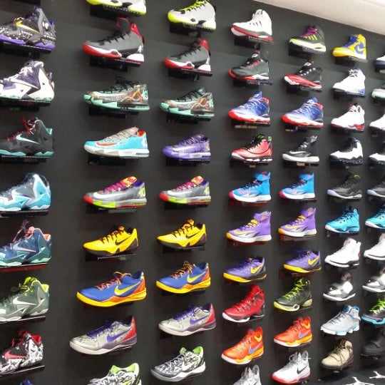 Klavier spielen Licht nachwachsende Rohstoffe sneaker store budapest