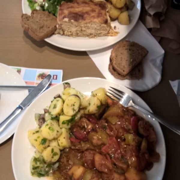 Perfect food, HUGE  portions and only 6€ and a small bottle of water. Everything looks clean, and service is real nice. They give you your Leftovers as take out. Good for tourists to try local cuisine