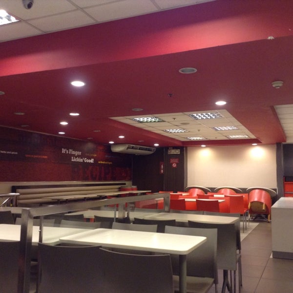 Kfc ресторан. Kfc алкаш. Стаканчик kfc. Uni kfc. Kfc это американская компания.