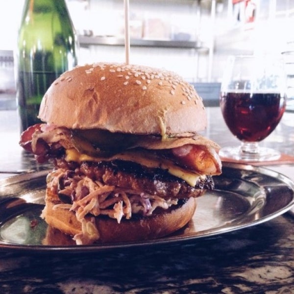 Foto tirada no(a) Brother Burger and the Marvellous Brew por Adam S. em 5/23/2015