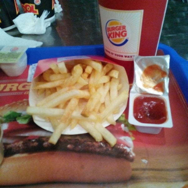 Das Foto wurde bei Burger King von Sevilay T. am 12/14/2014 aufgenommen