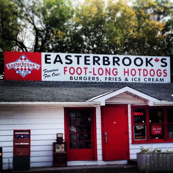 10/3/2013にSid F.がEasterbrooks Hotdog Standで撮った写真