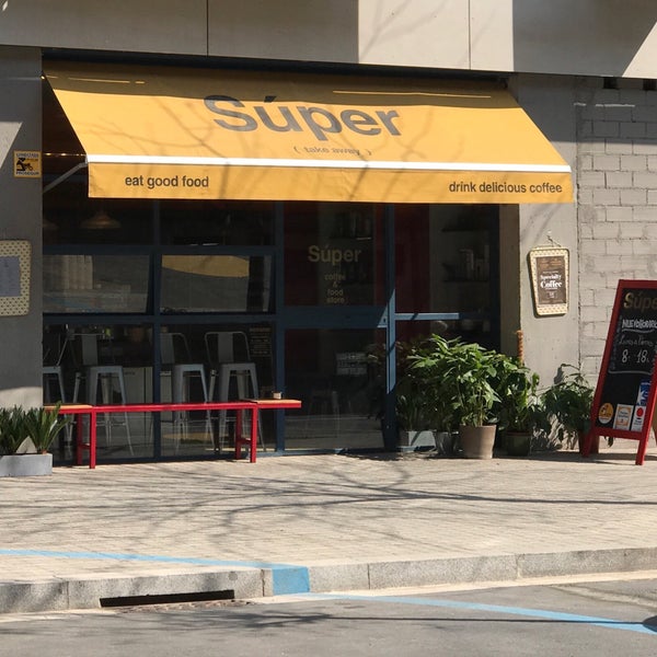 Photo prise au Súper Coffee &amp; Food Store par Omar C. le6/20/2017