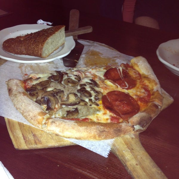 รูปภาพถ่ายที่ Joe Mama&#39;s Pizza โดย Kristi G. เมื่อ 2/2/2013