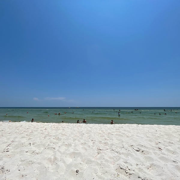 Foto tomada en Flora-Bama Lounge, Package, and Oyster Bar  por Ty B. el 7/29/2023