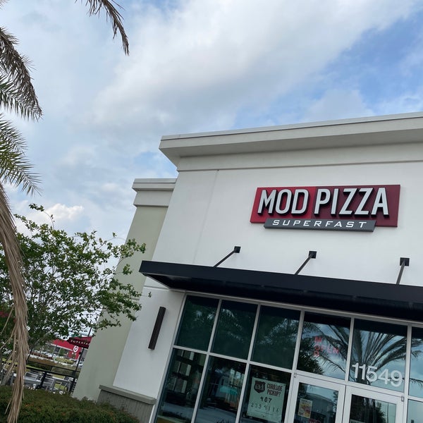 Foto diambil di Mod Pizza oleh Scott R. pada 4/16/2021