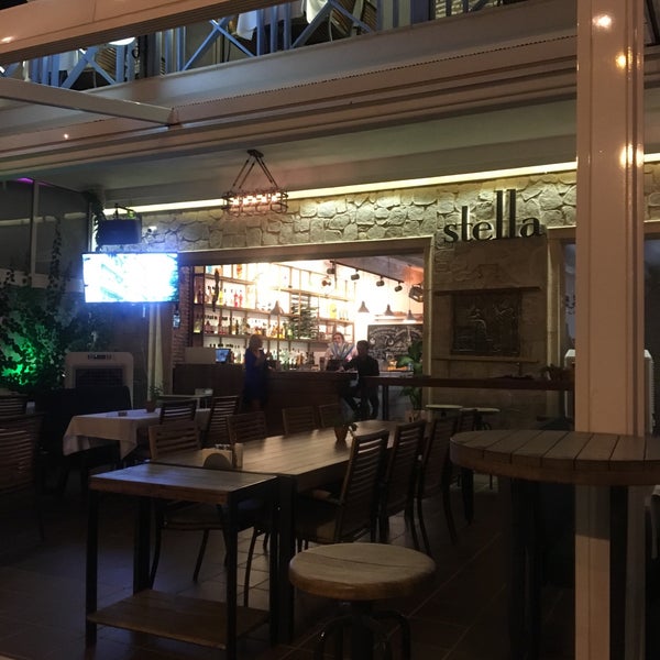 Das Foto wurde bei Stella Restaurant &amp; Bar von Onder C. am 9/13/2018 aufgenommen