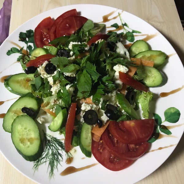 taptaze yeşillikleriyle Akdeniz salata