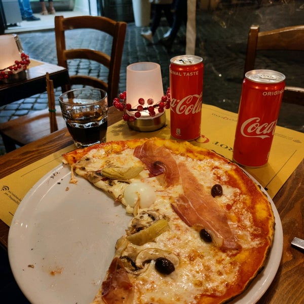 Foto scattata a Ristorante Pizzeria Pasquino da Pooya S. il 12/22/2021