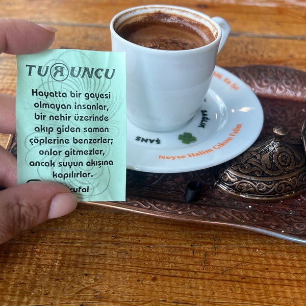 Das Foto wurde bei Turuncu Cafe Pub von Ayça A. am 4/11/2023 aufgenommen