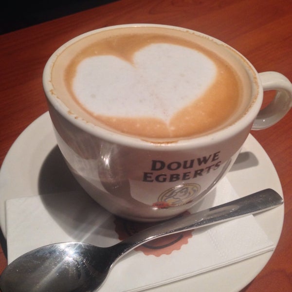 Das Foto wurde bei Douwe Egberts Coffee &amp; Restaurant von Hande C. am 10/8/2013 aufgenommen