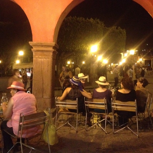 Das Foto wurde bei Restaurant del Jardín von Mariana G. am 7/31/2014 aufgenommen